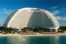 Großes bogenförmiges Hotel & Casino Big Kahuuna am Strand von El Panso