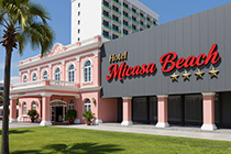 Hotel Micasa Beach in Micasa - historische Lobby im Kolonialstil, modernes Hotel dahinter